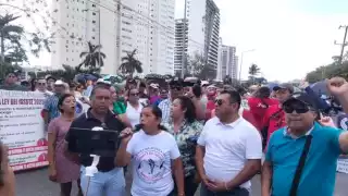 Docentes de Cancún realizan otra marcha pacífica en contra de la reforma del ISSSTE