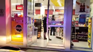 Atracan Oxxo en Cancún tras romper cristal; se llevan dinero y mercancía