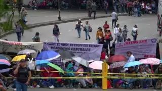 Maestros de la CNTE reanudan negociaciones con el gobierno federal mientras mantienen plantón en Reforma