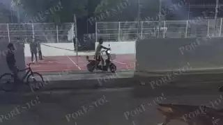 Motocicletas invaden cancha deportiva y dañan parque en Hool