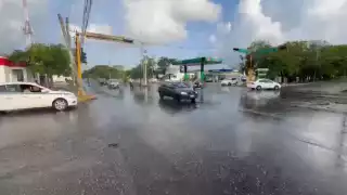 Amanece el municipio de Benito Juárez con algunas nubes que provocan lluvias intermitentes en distintos puntos de la ciudad. Estás han sorprendido a los ciudadanos que se dirigen a sus trabajados y pensando que sería un día soleado dejaron su sombrilla en casa, por lo que se resguardan debajo de algunos techos de los comercios a la espera de que deje de llover o que llegue su transporte.