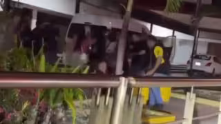 Graban a turistas y choferes protagonizando violenta riña en la Zona Hotelera de Cancún