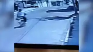 Testigos afirman que la unidad oficial iba a exceso de velocidad y no respetó la preferencia de paso.