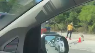 Un accidente fue registrado en Playa del Carmen, donde un coche chocó por detrás a una camioneta, justo frente a un vendedor ambulante.