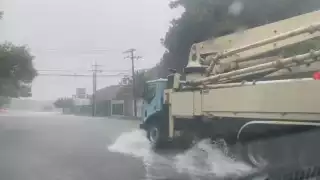 Las fuertes lluvias también afectaron la avenida Chac Mool de Cancún
