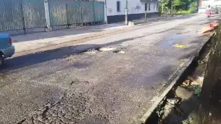 Conductores tratan de evitar los baches