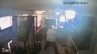 Sujetos con bates agreden a trabajadores de un comercio en Cancún