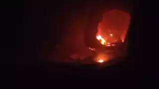 Vehículo incendiado consume maleza y pastizales