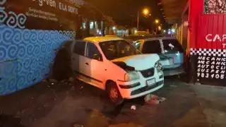 Captan momento del choque entre un auto y un Va y Ven en el Centro de Mérida