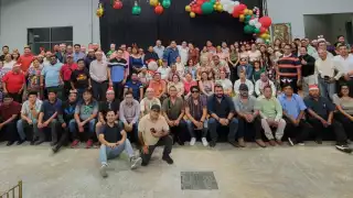 La Directora General del periódico Por Esto!, Alicia Menéndez Figueroa, dedicó unas palabras para la familia de este medio de comunicación durante la tradicional posada celebrada este sábado en la sede de Yucatán.  Durante su emotivo mensaje, recordó a sus padres, Mario Renato Menéndez Rodríguez, fundador del periódico, y a su madre, la señora Alicia Figueroa González, cuyo legado, aseguró, sigue estando presente en cada trabajadora y trabajador del diario.