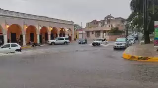 Fuertes lluvias colapsan calles de Campeche tras entrada de aire húmedo