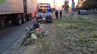 Paramédicos atendieron a una mujer lesionada tras un accidente en motocicleta sobre la avenida Cuatro Carriles en Campeche