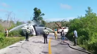 Accidente vía federal 184: Pipa de combustible terminó volcada en José María Morelos-Polyuc