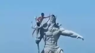 Un presunto turista fue captado en el momento en que subió al emblemático monumento de Poseidón, ubicado en el Puerto de Progreso. La situación puso en riesgo su integridad y generó indignación.