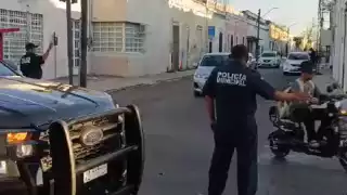 Auto conducido por extranjero provoca grave choque y fuertes daños.
