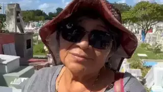 Meridanos acuden al Cementerio General para realizar limpieza de tumbas y colocar flores como forma de honrar a sus seres queridos