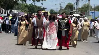 Cristian Uc representa a Jesús por primer año en el Víacrucis de la Colonia Pacabtún