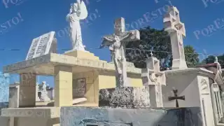Preparativos en el viejo cementerio marcan el inicio de las celebraciones de Día de Muertos