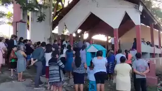 Las personas comenzaron a llegar al cementerio poco después de las 7 de la mañana