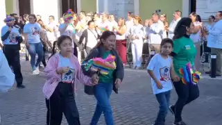 Docentes y padres de familia mostraron su apoyo durante el desfile