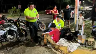 Motociclista resulta lesionado tras aparatoso choque en Misión de las Flores en Playa del Carmen
