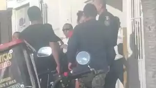 Pleito entre taxistas y motoservicios escala a los golpes