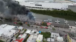 Un video desde las alturas muestra un voraz incendio que destruyó una palapa en el refugio pesquero 7 de Agosto en Campeche