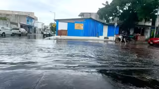 Lluvia provoca encharcamientos y problemas viales en colonias de Playa del Carmen