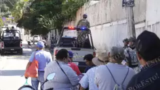 Cae presunto narcomenudista tras persecución en Lázaro Cárdenas; cateo moviliza a fuerzas federales en la colonia Polvorín