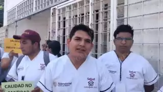 Médicos se manifiestan frente a oficinas del Bienestar en Cancún por falta de pagos
