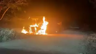 Camión termina calcinado al incendiarse en la Colonia Ejido de Playa del Carmen