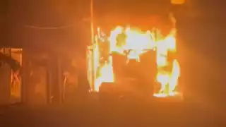 Incendian dos tráilers en la colonia In-House de Playa del Carmen; llamas casi alcanzan viviendas