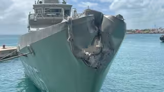 Brutal choque de barcos en Isla Mujeres: navío de la Armada pierde control y se impacta