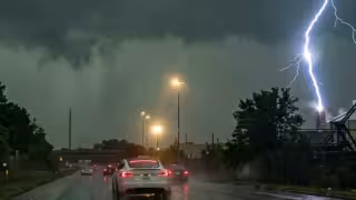 Captan en video el momento exacto en que un rayo cae sobre un árbol en el Periférico de Mérida