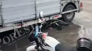 Camión arrolla a motociclistas en la avenida Tules de Cancún; ambos resultan lesionados