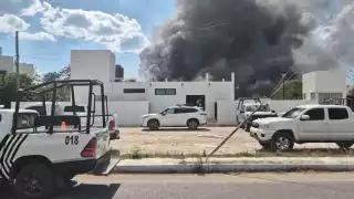 Siniestro en patio de vehículos de la Fiscalía de Champotón moviliza a Guardia Nacional y Marina