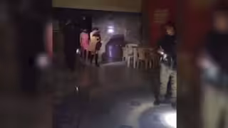 Las 14 mujeres rescatas de dos bares de Cozumel fueron trasladadas a la Fiscalía General del Estado.