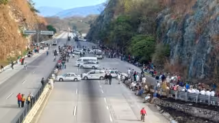 Bloqueo en la Autopista del Sol hoy: manifestantes paralizan la vía y exigen frenar a policías comunitarias