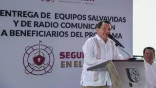 Desde Celestún, Joaquín Díaz Mena inicia la entrega de equipos y chalecos del programa “Seguridad en el Mar”