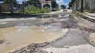 Vecinos denuncian abandono y caos vial por baches llenos de agua en colonia Las Palomas