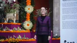 La presidenta Claudia Sheinbaum presentó la ofrenda de Día de Muertos en Palacio Nacional, dedicada a las mujeres indígenas, destacando la tradición ancestral y el valor simbólico del cempasúchil en la cultura mexicana.
