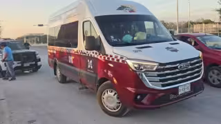 El accidente ocurrió frente a la glorieta del aeropuerto. Presuntamente fue causado por distracción.