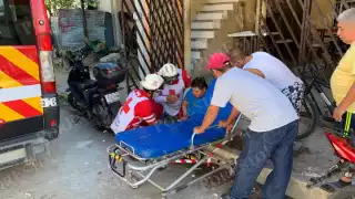 Mujer resbala y sufre posible fractura en la colonia Miguel de la Madrid en Ciudad del Carmen