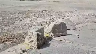 Piedras, agua y maniobras: así se conduce en la calle 13 por 37