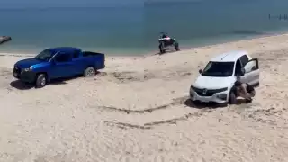 Tres autos se quedan atorados en la arena de la playa en Chelem