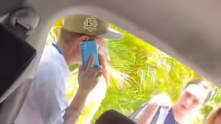 Trabajador de taxistas agrede a turistas por querer tomar un servicio de transporte de aplicación en el aeropuerto de Cancún