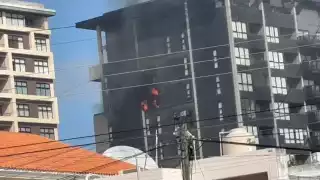 El incendio se registró en el penúltimo piso del edificio en Mérida