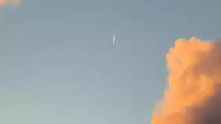 Una estela o haz de luz fue captada en el puerto de Sisal por un bañista, quien sugirió que podría tratarse del cometa C/2025 A6 (Lemmon). Sin embargo, diversos usuarios señalaron que en realidad solo se trataba del rastro de un avión a gran altitud.