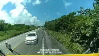 Un fuerte choque entre un tráiler y un Volkswagen GLI en la carretera Campeche–Carmen, cerca de Punta Xén, dejó cuatro personas lesionadas