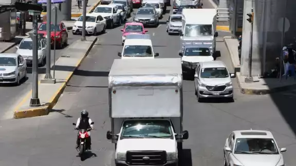 El programa Hoy No Circula busca disminuir la emisión de contaminantes provenientes de fuentes móviles